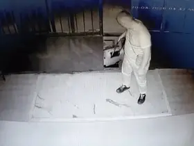 Valizli ayakkabı hırsızı imamların takibinden kaçamadı
