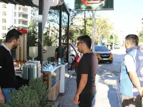 Van Büyükşehir Belediyesi kaldırım ve yollara bırakılan malzemeleri topladı

