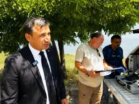 Van Gölü sahilindeki kirlilik ihbarları üzerine numune alındı
