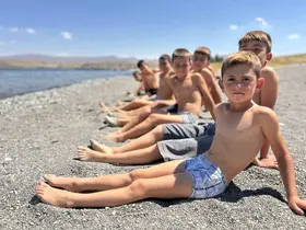 Van Gölü’nde yaz klasiği: Çocukların saçları sarardı
