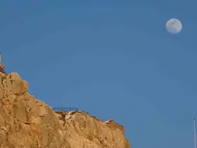 Van Kalesi’nde gökyüzü şöleni: Şişkin ay tarihle buluştu
