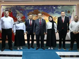 Van Yüzüncü Yıl Tıp Fakültesini kazanan ikiz kardeşler Vali Ekici’yi ziyaret etti
