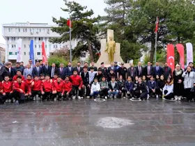 Van’da 19 Mayıs kutlamaları çelenk sunma töreniyle başladı
