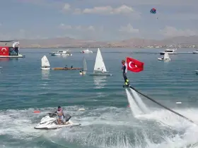 Van’da GölFest heyecanı: Türk bayrağıyla flyboard gösterisi nefes kesti
