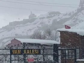 Van’da kardan dolayı kapanan 390 yoldan 230’u açıldı

