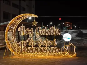 Van’da Ramazan ışıltısı: Kent meydanları görsel şölene dönüştü
