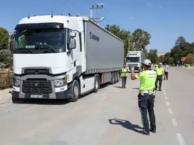 Van’da usulsüz park yapan tırlara yönelik denetim yaptı

