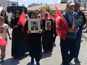 Vanlı anneler evlatlarını bekliyor
