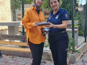 Vatandaş tarafından bulunan cüzdan zabıta tarafından sahibine teslim edildi
