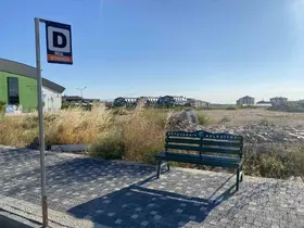 Vatandaşın taşta oturarak otobüs beklediği durağa bank konuldu
