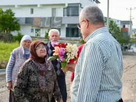 Vatandaşlar Başkan Elbi’yi, çiçeklerle karşıladı
