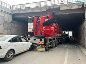 Vinç köprüye, otomobil de vince çarptı: 4 yaralı
