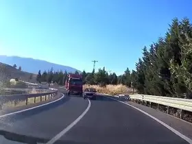Virajda hatalı sollama faciaya davetiye çıkarıyordu: Kafa kafaya çarpışmadan saniyelerle kurtuldular
