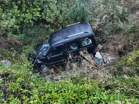 Yağış nedeniyle kontrolden çıkan hafif ticari araç şarampole uçtu: 1 yaralı
