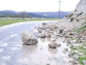 Yağış sonrası topraktan kaydı, kayalar yolu kapattı
