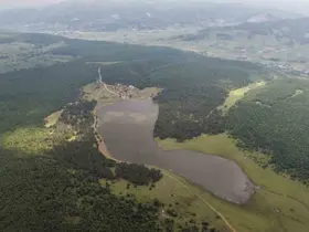Yağışlar göleti doldurdu, yayla yolu su altında kaldı
