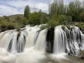 Yağışlarla birlikte coşan Muradiye Şelalesi ziyaretçi akınına uğradı
