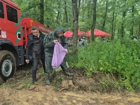 Yağmur çamur demeden ormanda çöp topladılar
