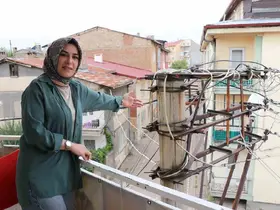 Yağmurlu havada evi şimşek değil, elektrik direğinden çıkan kıvılcımlar aydınlatıyor
