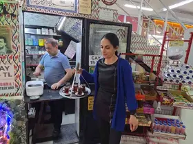 Yaklaşık 3 metrekarelik iş yerini sanat eseri niteliğinde bir mekâna dönüştürdü

