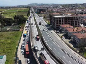 Yalova’da köprülü kavşakta çalışma nedeniyle trafik yoğunluğu
