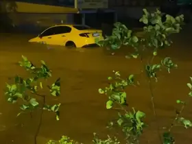 Yalova’da sağanakta dereler taştı, araçlar suda sürüklendi
