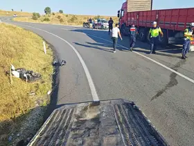 Yalvaç’ta kamyonla çarpışan motosikletli, kaskı sayesinde kazayı ağır yaralanmadan atlattı
