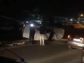 Yan yatan otomobilde emniyet kemeri hayat kurtardı
