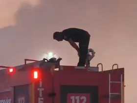 Yangına müdahalenin ardından, araç üzerinde namazını kıldı
