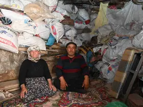 Yangında yuvalarını kaybeden yaşlı çifte yardım eli
