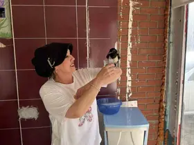 Yaralı bulduğu yavru saksağan kahvaltı arkadaşı oldu

