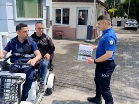 Yaralı kırlangıca polis şefkati
