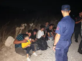 Yardım çağrısı yapan göçmenlerin imdadına ekipler yetişti
