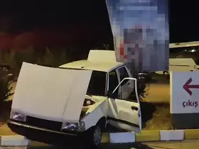 Yasak olmasına rağmen ’U’ dönüşü yapmak isteyen alkollü sürücü kaza yaptı
