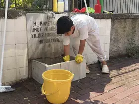 Yaşıtları oyun oynarken, O, şehit mezarlıkları ve çeşmeleri temizliyor
