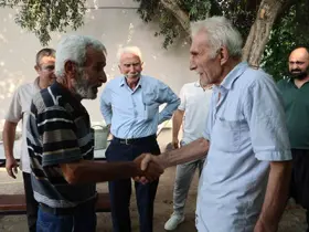 Yaşlı adamlardan örnek davranış
