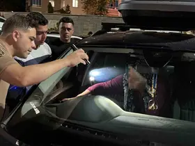 Yaşlı kadın araçta kilitli kaldı: Ekipler ve vatandaşlar seferber oldu
