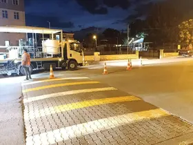 Yaya geçidi çizgileri boyanarak daha belirgin hale getirildi

