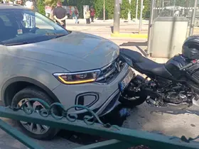 Yayalara yol veren motosikletliye otomobil çarptı
