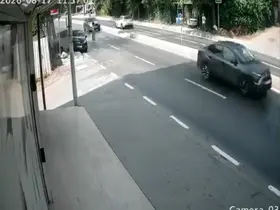 Yayaya çarpmamak için direksiyonu kırdı, kaza böyle geldi
