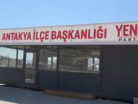 Yeni Parti’nin ilk tabelası Antakya’da konteyner binaya asıldı
