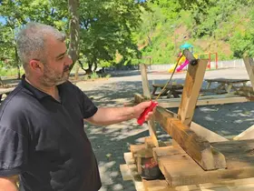 Yenice Belediye Başkanı Karakaş işçileri dinlendirdi, kendisi çalıştı
