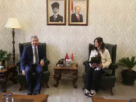 Yerde bulduğu Türk bayrağını kaldıran kurye valilikte ağırlandı
