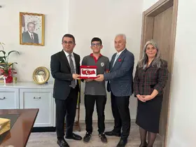 Yere düşen Türk bayrağını öpüp başına koyan liseli öğrenciye makamda kabul
