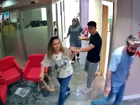 Yerel televizyon çalışanlarının deprem paniği kamerada
