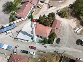 Yıldırım düşmesi sonucu ağır hasar alan cami el birliği için onarıldı, ibadete açıldı
