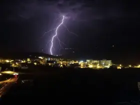 Yıldırım elektrik ve internet hatlarına zarar verdi
