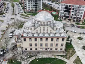Yıldırımın minaresini yıktığı cami havadan görüntülendi
