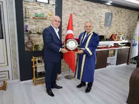 Yılın ‘Fahri Ahisi’ seçilen Yahyalı Belediye Başkanı Esat Öztürk’e ahilik kaftanı giydirildi
