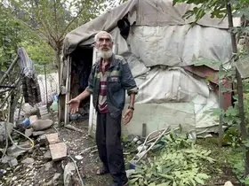 Yıllardır yalnız başına yaşamını çadırda sürdüren yaşlı adam yeni yuvası olan konteynerine kavuştu
